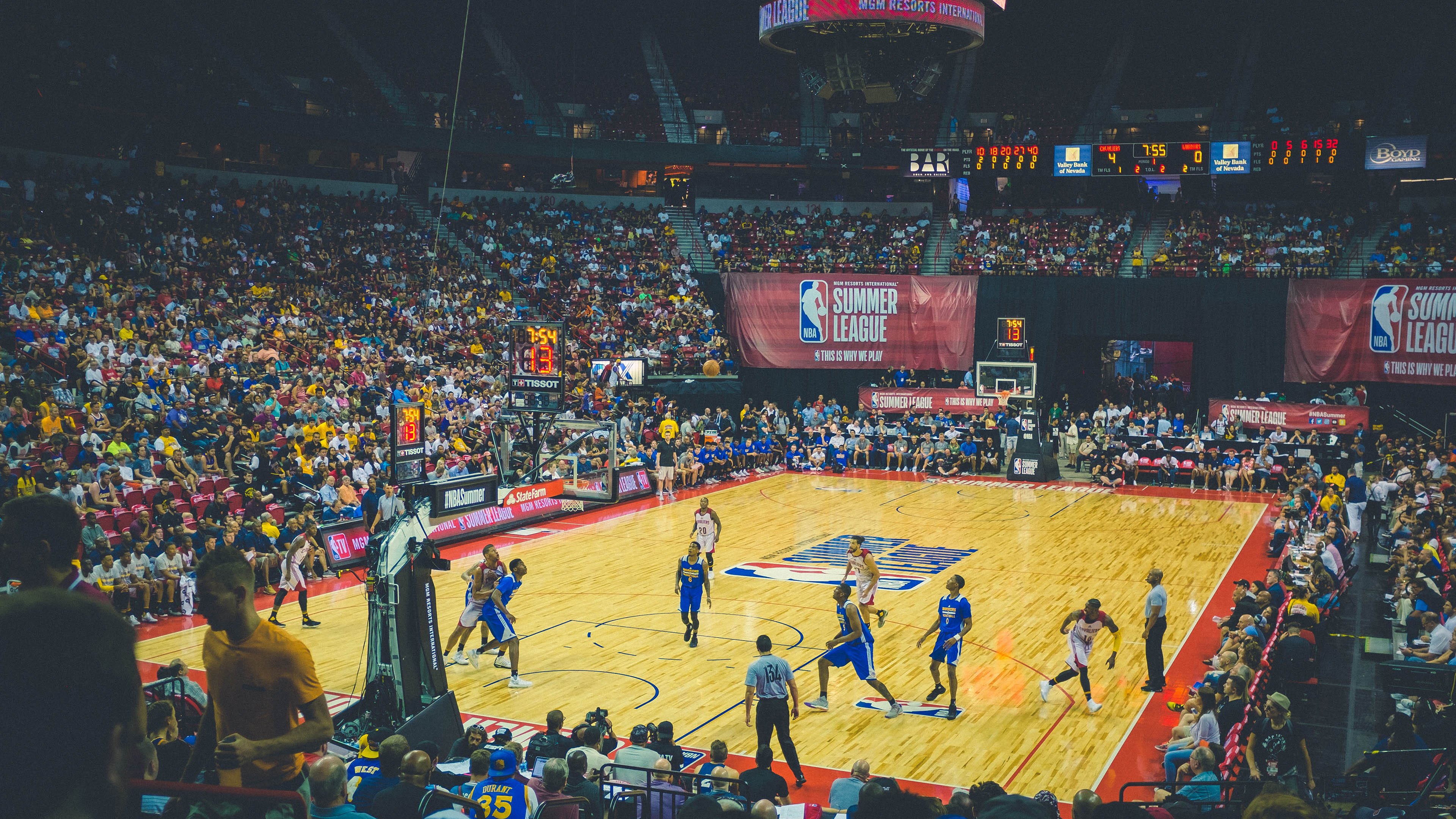 IM体育官方平台-光年之外，篮球世界中同一声命运枪响的两个不同角落